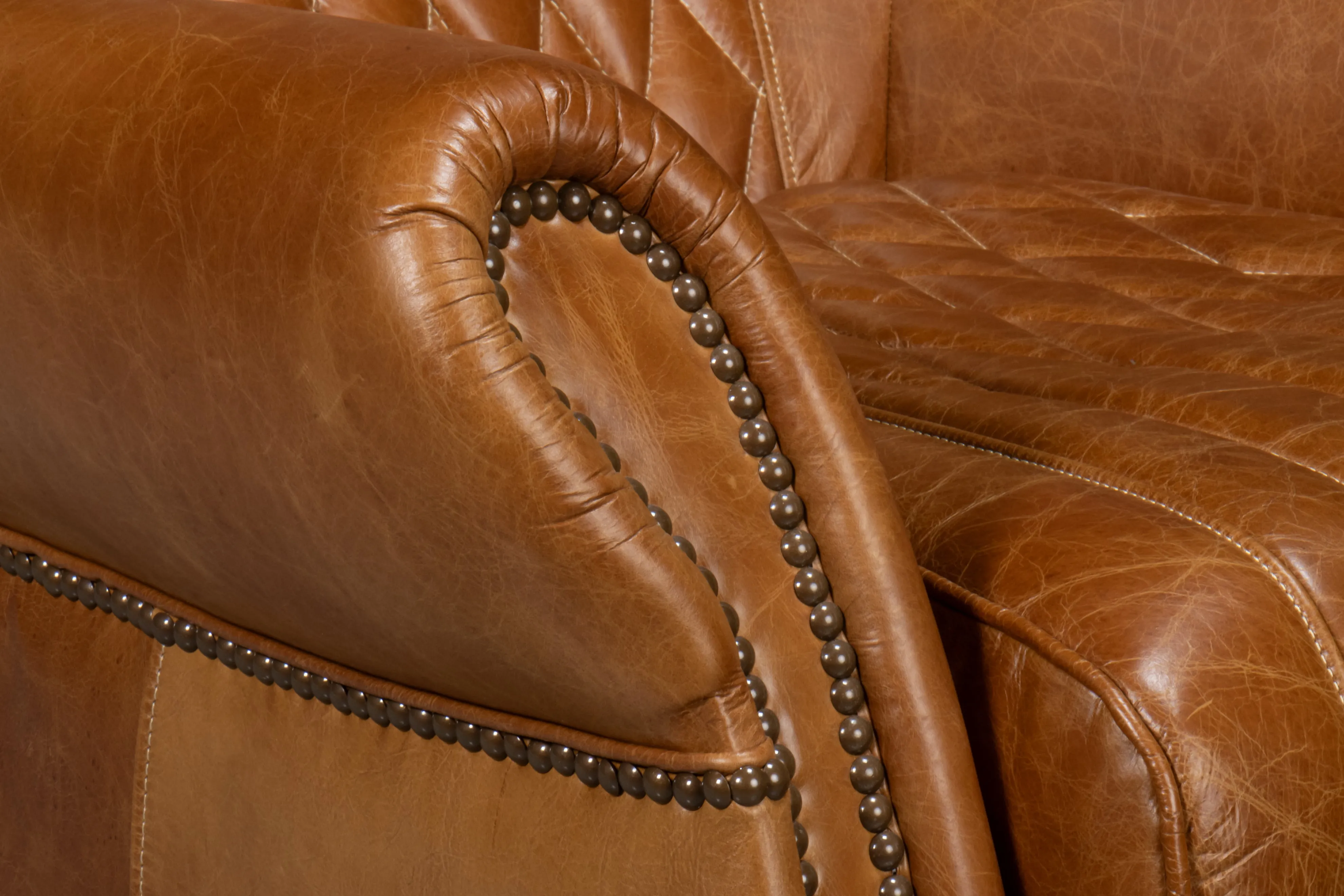 Sarreid - Bugatti Leather Swivel Chair  Cuba Brown - Brown - Traditional